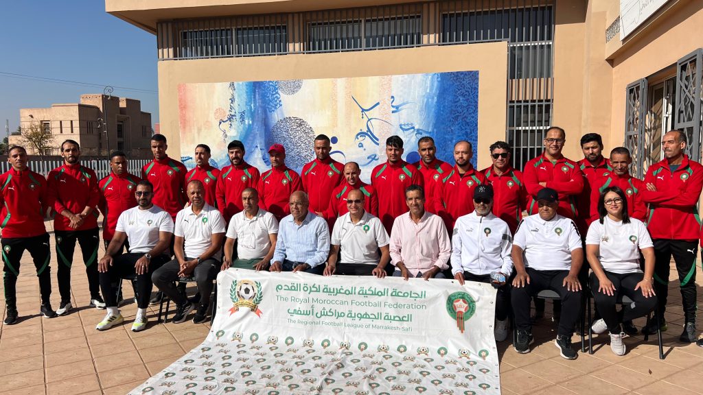 انطلاق فعاليات الدورة التكوينية المستوى الثاني كرة القدم داخل القاعة.بحضور رئيس العصبة ، الكاتب العام و نائب رئيس اللجنة التقنية ، افتتحت يومه السبت 11 اكتوبر 2025 بقاعة الندوات المكتبة البلدية بمقاطعة النخيل و القاعة المغطاة النخيل فعاليات الدورة التكوينية للمدربين  من اجل الحصول على دبلوم المستوى التاني كرة القدم داخل القاعة(NIVEAU 2) وذلك تنفيدا  للبرنامج العام للدورات التكوينية المسطر من طرف اللجنة التقنية الجهوية لعصبة مراكش اسفي لكرة القدم .الدورة التكوينية تضم 23 متدربا يمثلون مختلف المناطق و الاندية الوطنية و الجهوية.الدورة التكوينية التي تنظم بتنسيق مع الإدارة التقنية الوطنية يشرف على تأطيرها المدرب و الاطار الوطني *السيد عادل السايح .